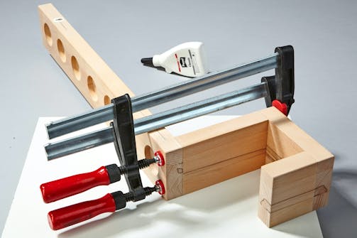 Enkel kryddhylla av billigt träspill